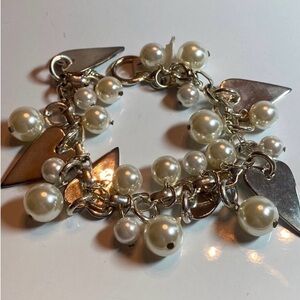Pearls and hearts silver tone bracelet. Toggle clasp.